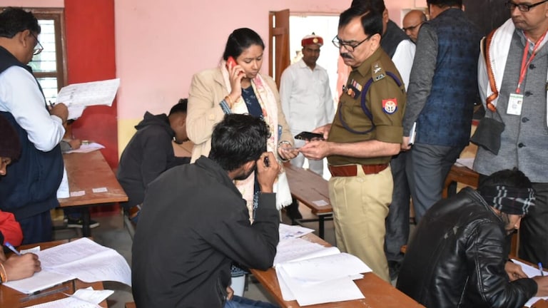 UP Board Exam: पहले दिन ही पकड़े गए ‘मुन्ना भाई’, दूसरे की जगह दे रहे थे एग्जाम, FIR दर्ज UP Tak