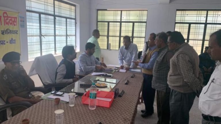 बांदा: समाधान दिवस में अचानक पहुंचे कमिश्नर, अफसरों को लापता देख भड़के, कार्रवाई के आदेश UPTak