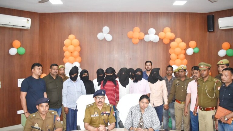 UP Board Exam: दूसरे राज्य से आए नकलची और धड़ल्ले से चल रहा नकल, गिरोह के 13 सदस्य गिरफ्तार UP Tak