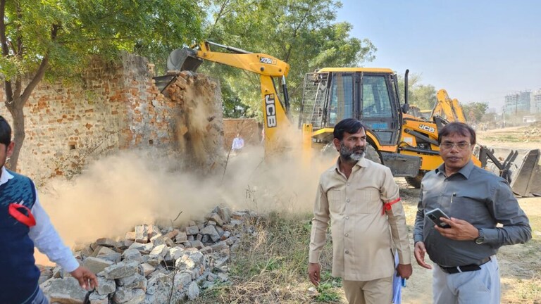 ग्रेटर नोएडा: चला प्राधिकरण का बुल्डोजर, 72 करोड़ रुपये के जमीन को करवाया अतिक्रमण मुक्त UPTak