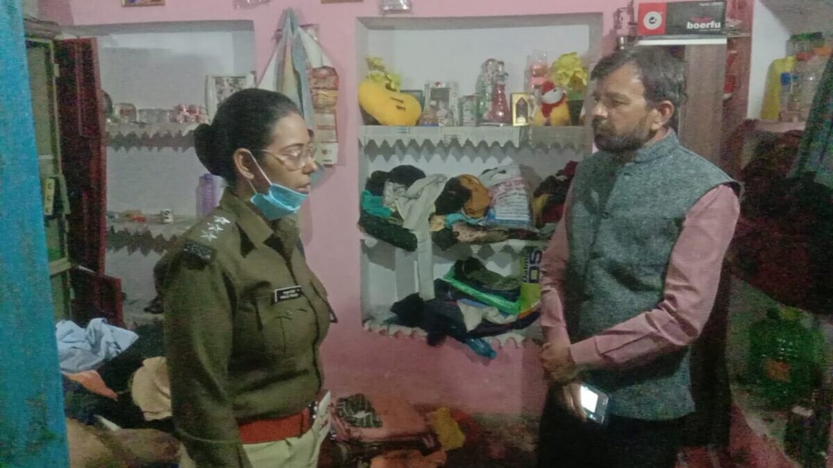 बांदा: घर वाले गए थे बेटी की शादी में, इतने में मकान में घुस गए बदमाश और फिर ये हुआ बांदा: घर वाले गए थे बेटी की शादी में, इतने में मकान में घुस गए बदमाश और फिर ये हुआ