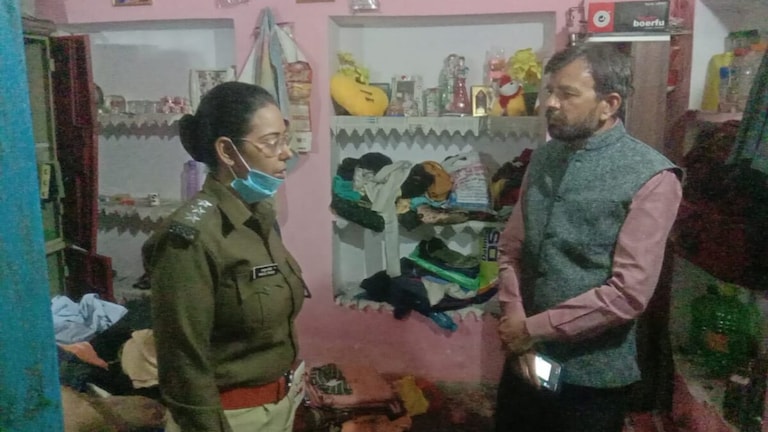 बांदा: घर वाले गए थे बेटी की शादी में, इतने में मकान में घुस गए बदमाश और फिर ये हुआ बांदा: घर वाले गए थे बेटी की शादी में, इतने में मकान में घुस गए बदमाश और फिर ये हुआ