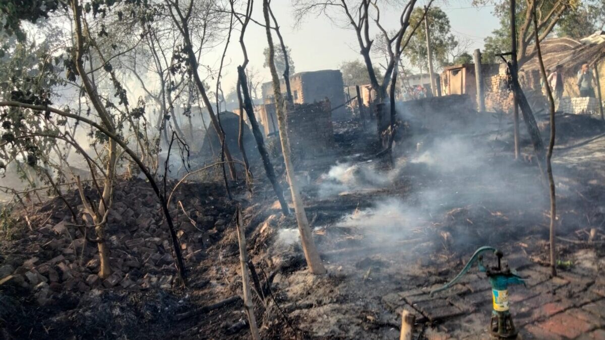 हरदोई: घर में अचानक लगी चूल्हे में आग और फिर जलते चले गए 86 घर, हर तरफ कोहराम और बर्बादी घर में अचानक लगी चूल्हे में आग और फिर जलते चले गए 86 घर, हर तरफ कोहराम और बर्बादी