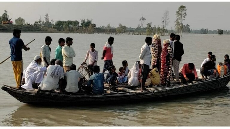 बाराबंकी में अनोखी शादी, सरयू नदी में बाढ़ से परेशान दूल्हे राजा नाव से लेकर पहुंचे बारात UP Tak