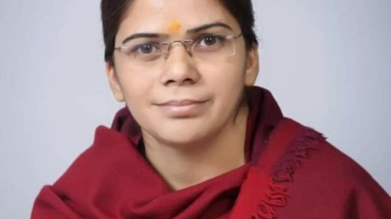 सपा से निष्कासन के बाद ऋचा सिंह को सता रहा ‘गेस्ट हाउस कांड’ का डर! लगाया ये संगीन आरोप UP Tak