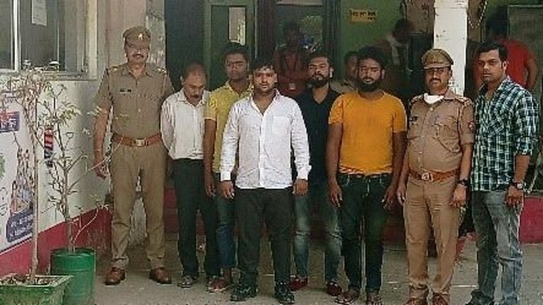 लखनऊ: भाई के साथ जा रही बहन संग आधा दर्जन कार सवारों ने की छेड़खानी, पुलिस ने ये हश्र किया UP Tak