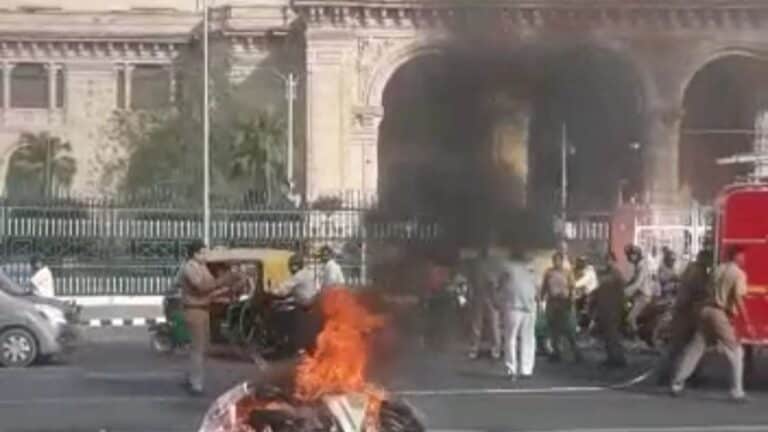 लखनऊ: विधानसभा के सामने शख्स ने आत्मदाह की कोशिश की, अब सामने आई ये वजह UP Tak