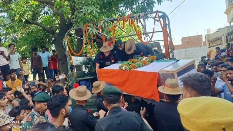 गोरखपुर: शहीद पति को देखकर पत्नी हुई बेसुध, 8 महीने पहले ही तो हुई थी शादी कि छूट गया साथ UP Tak