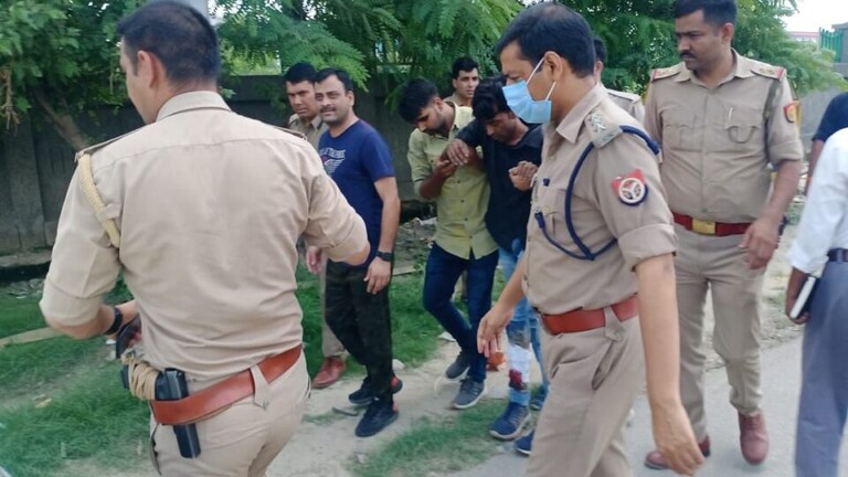 नोएडा: अफेयर के शक में सनकी प्रेमी ने प्रेमिका पर फेंका एसिड, पुलिस ने यूं किया गिरफ्तार UP Tak