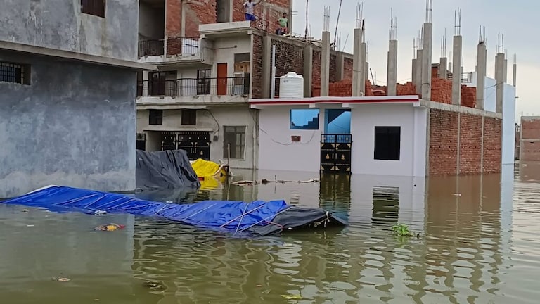 प्रयागराज: तबाही मचाने लगी बाढ़, घरों में घुसा पानी, तैरने लगे सामान, देखें ताजा हालात UP Tak