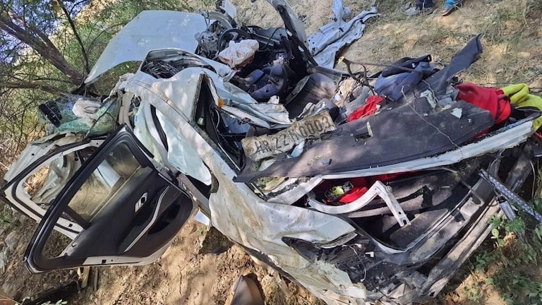 यमुना एक्सप्रेसवे से 20 फीट नीचे गिरी तेज रफ्तार BMW कार, चालक की दर्दनाक मौत, दोस्त घायल UP Tak