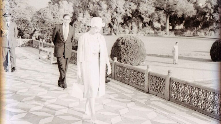 आगरा: ताजमहल देखने आईं थीं क्वीन एलिजाबेथ, 1961 के इन फोटोज में देखिए उनसे जुड़ी ये यादें UP Tak