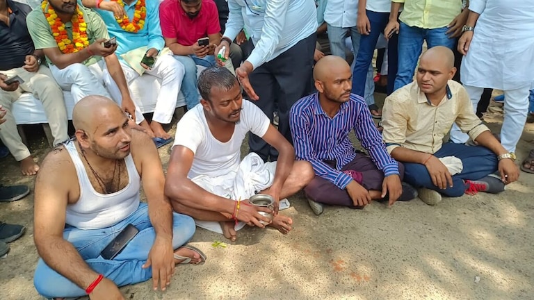 इलाहाबाद यूनिवर्सिटी में फीस वृद्धि के खिलाफ छात्रों ने कराया सामूहिक मुंडन UP Tak