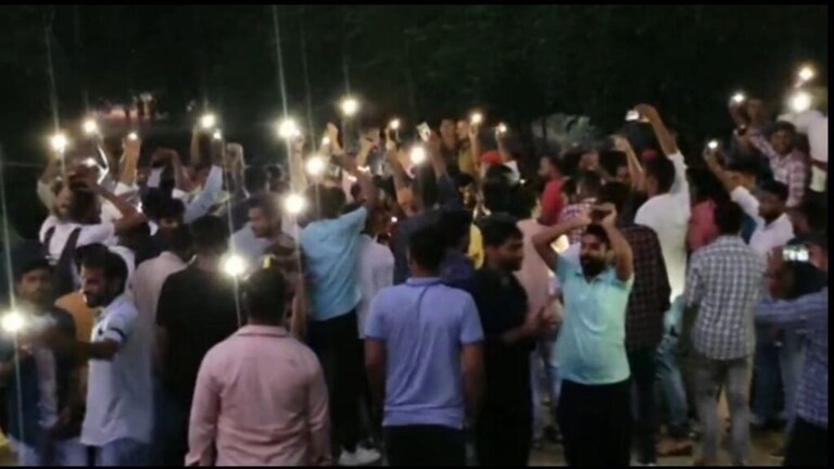 इलाहाबाद यूनिवर्सिटी में फीस वृद्धि के खिलाफ छात्रों ने वीसी की प्रतीकात्मक तेरहवीं की UP Tak