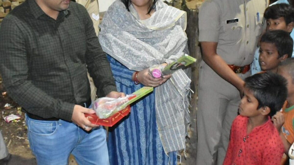 बांदा SP दल-बल के साथ पहुंचे अनाथालय, पहले लगा डर लेकिन फिर छाई खुशियां! UP Tak