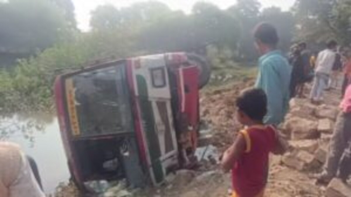 बांदा: बड़ा हादसा होते-होते टला, तेज रफ्तार रोडवेज बस सड़क किनारे पलटी, 4 यात्री घायल UP Tak