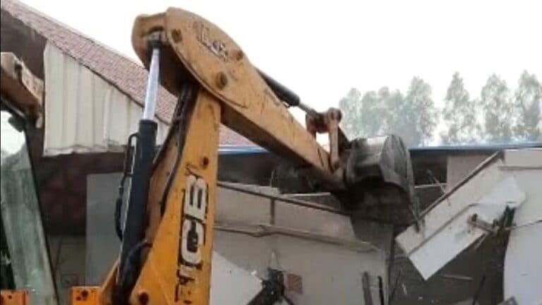 लखनऊ: मकान तोड़ने आए दबंग तो महिला ने बुलडोजर पर चढ़ कर किया पुलिस को फोन, जानें UP Tak