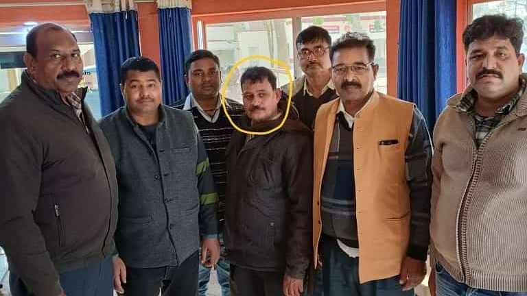 गोरखपुर: अमीन ले रहा था रिश्वत! गड्डी लेते ही हाथ हुए लाल और एंटी करप्शन टीम ने दबोच लिया UPTak