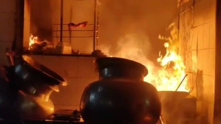 लखनऊ: सिलेंडर फटने से बिरियानी सेंटर में लगी भयंकर आग, खाना खाने आया ग्राहक जिंदा जला UPTak