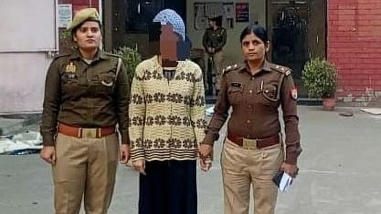 लखनऊ: पूर्व मंत्री गायत्री प्रजापति के खिलाफ रेप का आरोप लगाने वाली महिला की बेटी गिरफ्तार UP Tak