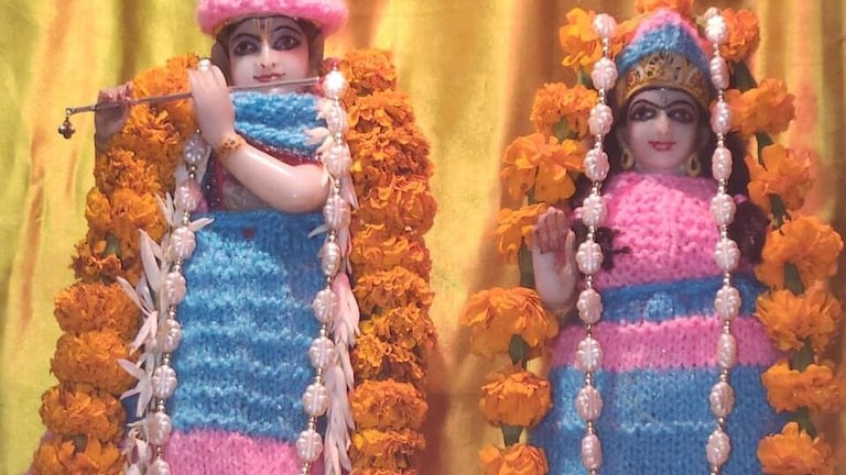 काशी: ‘भगवान को भी लगी ठंड’, शीतलहर से बचाने के लिए मूर्तियों को पहनाए गए ऊनी कपड़े UP Tak