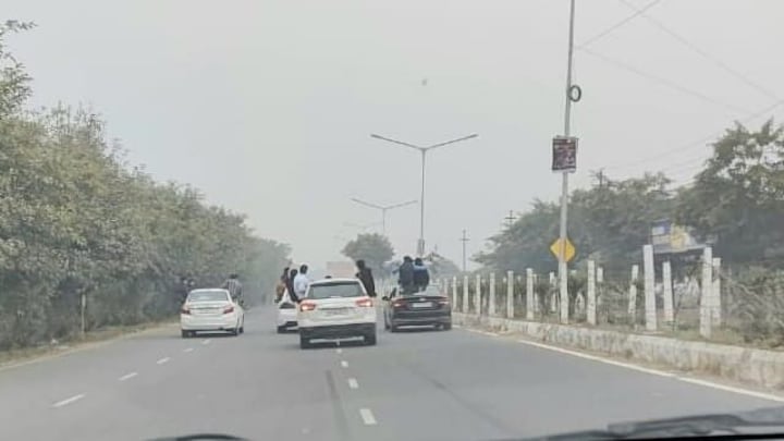 ग्रेटर नोएडा: लग्जरी गाड़ियों पर सवार होकर 10-12 युवकों ने किया स्टंट, पुलिस कर रही जांच UP Tak