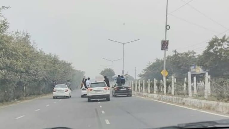 ग्रेटर नोएडा: लग्जरी गाड़ियों पर सवार होकर 10-12 युवकों ने किया स्टंट, पुलिस कर रही जांच UP Tak