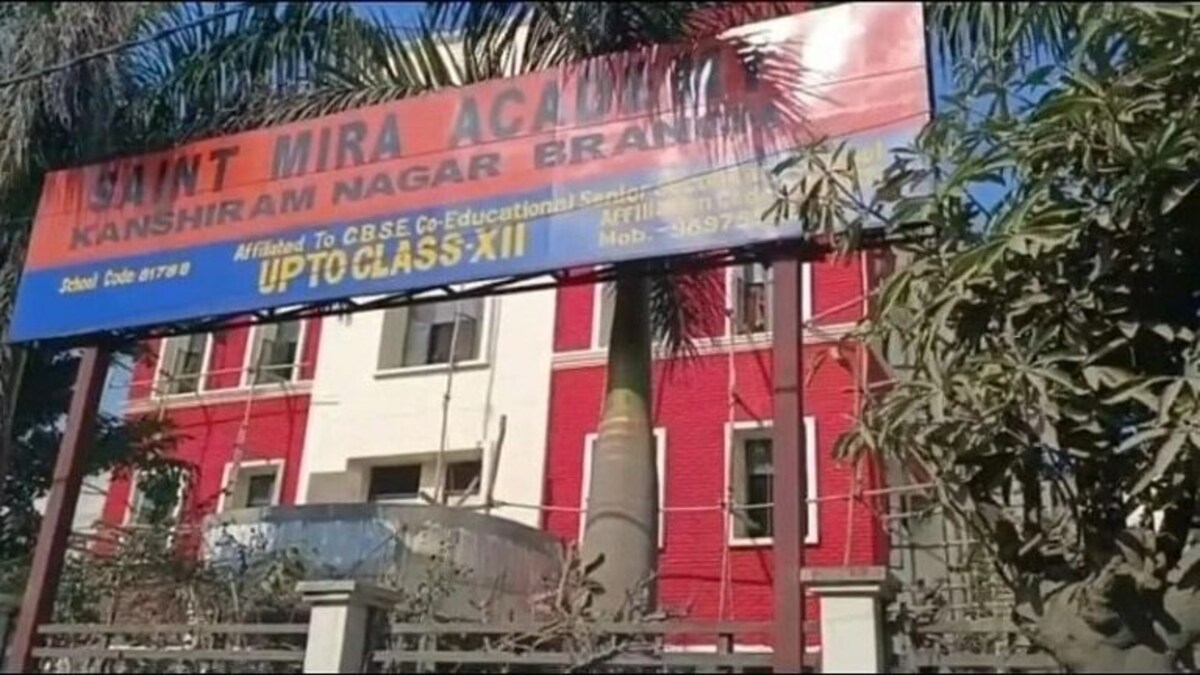 मुरादाबाद: स्कूल में जबरन कटवाए गए छात्रों के बाल? परिजन पहुंचे थाने, जानें फिर क्या हुआ UP Tak