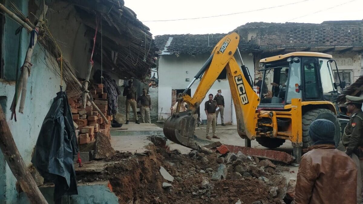 बांदा: बाइक पर बैठी युवती से अश्लीलता करने वाले आरोपी के घर चला बुल्डोजर UP Tak
