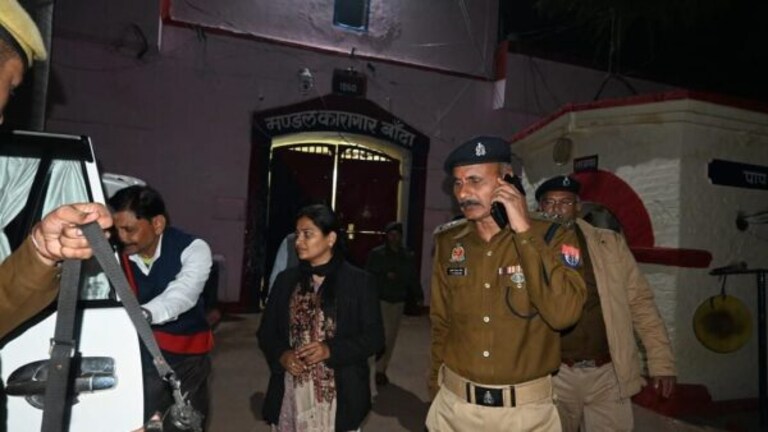 बांदा: देर शाम डीएम-एसपी ने जेल पहुंच खंगाली मुख्तार अंसारी की बैरक, मचा हड़कंप UP Tak