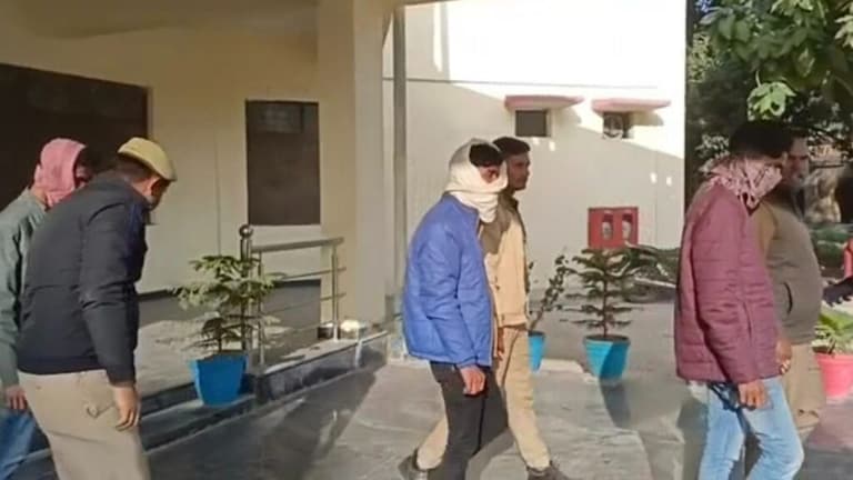 कौशांबी: महंगे शौक के लिए छात्रों ने अपने ही प्रिंसपल के घर कर दी चोरी, पुलिस ने यूं दबोचा UPTak