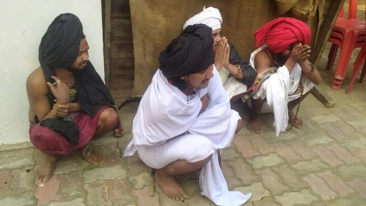 देवरिया: साधु के भेष में आए घर और पूजा-पाठ के नाम पर अंगूठी लेकर भाग गए, यूं दबोचा UP Tak