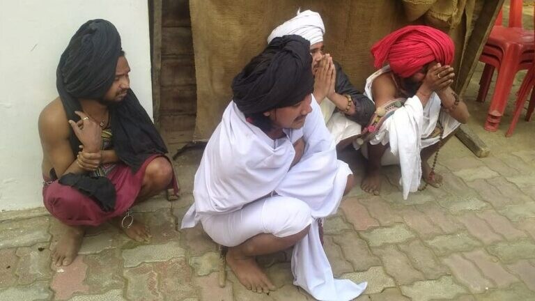 देवरिया: साधु के भेष में आए घर और पूजा-पाठ के नाम पर अंगूठी लेकर भाग गए, यूं दबोचा UP Tak