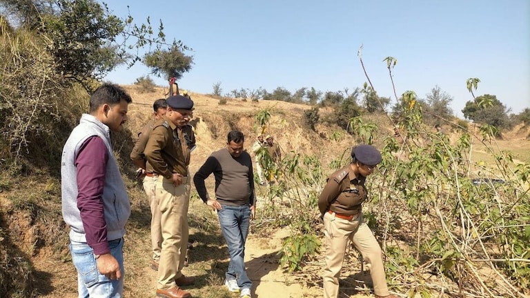 बांदा के जंगल में महिला का अधजला शव मिलने से मची सनसनी, पुलिस ने जताई हत्या की आशंका UP Tak