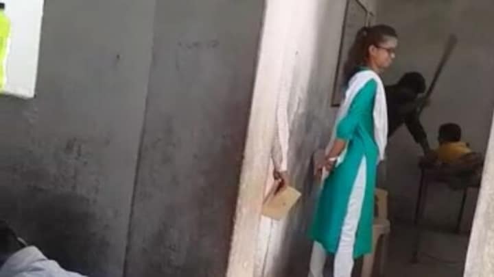 फीस जमा नहीं करने पर बेंच पर लिटाकर बच्चे की बेरहमी से पिटाई, महिला टीचर मुस्कुराती रही UP Tak
