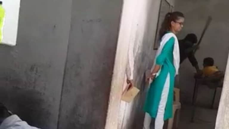 फीस जमा नहीं करने पर बेंच पर लिटाकर बच्चे की बेरहमी से पिटाई, महिला टीचर मुस्कुराती रही UP Tak