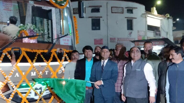 गोरखपुर से दिल्ली के लिए शुरू हुई पहली डबल डेकर एसी बस, जानिए किराया समेत अन्य अहम डिटेल्स UP Tak