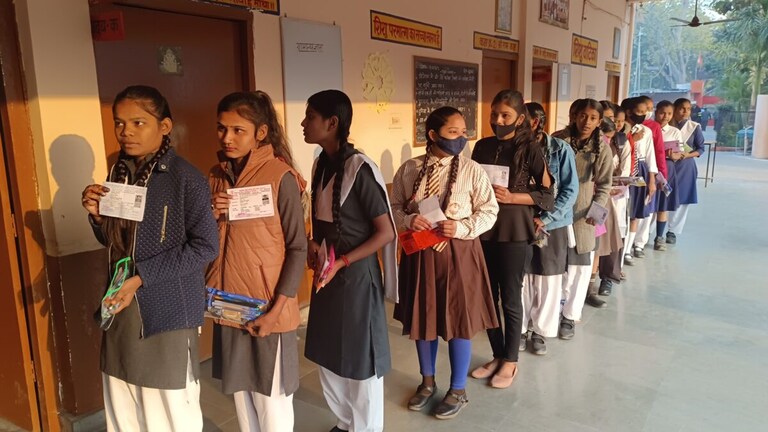 UP Board Exam 2023: यूपी बोर्ड की परीक्षा आज से हुईं शुरू, नकल रोकने के लिए किए गए ये इंतजाम UP Tak