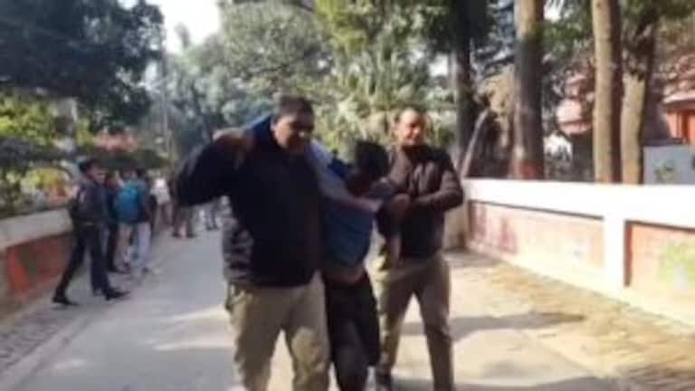 मेरठ कॉलेज में बवाल, छात्रों के दो गुटो में जमकर मारपीट, फायरिंग का भी आरोप UPTak