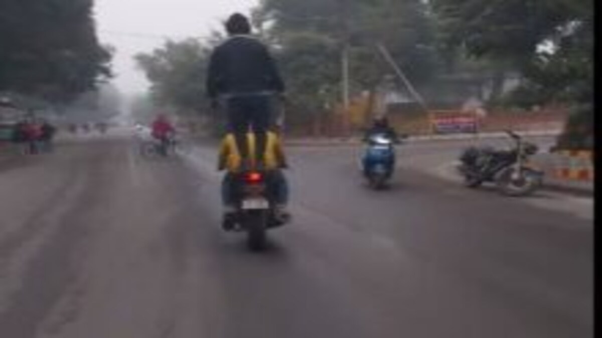 कानपुर: बिना हेलमेट पहने बाइक चलाता दिखा पहला युवक, तो दूसरे ने खड़े होकर किया स्टंट UP Tak