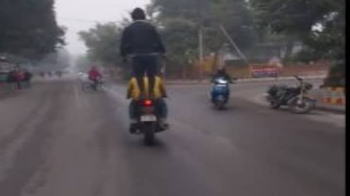 कानपुर: बिना हेलमेट पहने बाइक चलाता दिखा पहला युवक, तो दूसरे ने खड़े होकर किया स्टंट UP Tak