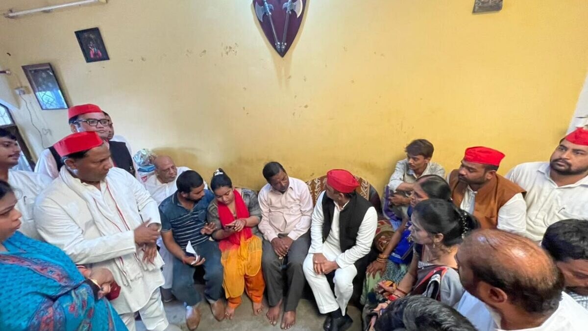 मनीष गुप्ता डेथ केस: कानपुर में पीड़ित परिजनों से मिले अखिलेश यादव, देखें तस्वीरें UP Tak