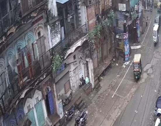 कानपुर: बारिश में भरभराकर गिरा मकान, कार पर छिटका मलबा, CCTV में कैद हुई घटना UP Tak