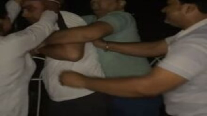 कानपुर: कथित बीजेपी नेता को कार में महिला के साथ इस हाल में देख पत्नी ने की जमकर पिटाई UP Tak