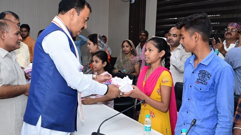 अनाथ बच्चों, बुजुर्गों संग डिप्टी सीएम केशव प्रसाद मौर्य ने मनाई दिवाली, देखें तस्वीरें UP Tak