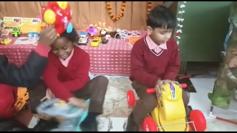 वाराणसी: बेसिक शिक्षा विभाग की अनूठी पहल, इस प्राथमिक स्कूल में खोला खिलौना लाइब्रेरी UP Tak
