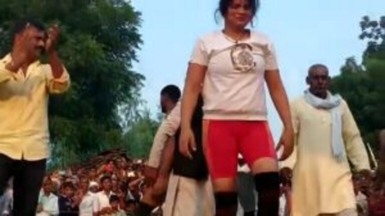 हमीरपुर: महिला पहलवान ज्योति ने पुरुष कुश्तीबाज को 14 सेकंड में उठाकर पटका, वीडिया वायरल UP Tak