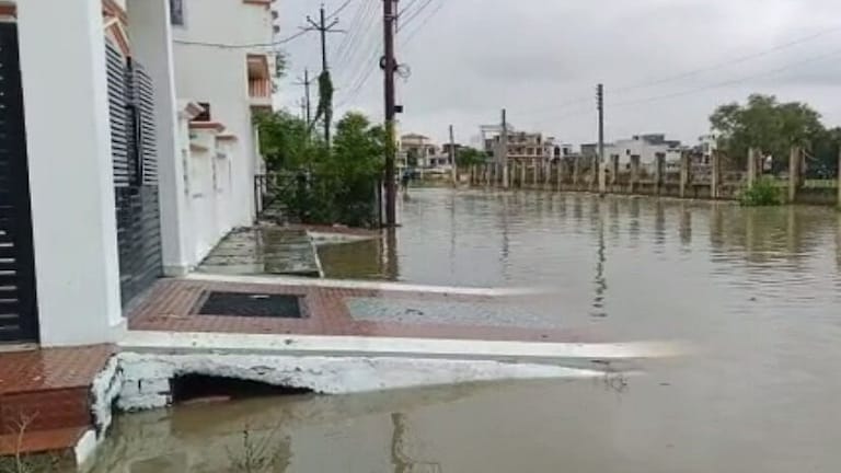 सोसाइटी, मोहल्ले, गलियां, सड़कें, लखनऊ में सब पानी-पानी, टॉप फ्लोर से देखिए राजधानी का हाल UP Tak
