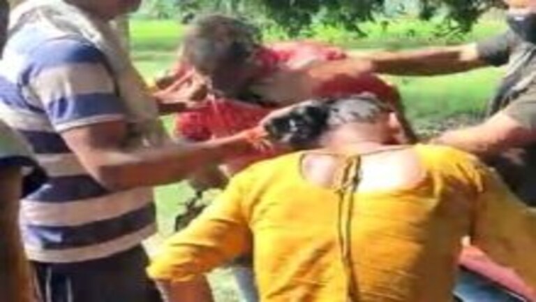 लखनऊ: साथ घूम रहे युवक-युवती को देख मनचलों ने बाल पकड़कर की पिटाई, Video वायरल UP Tak