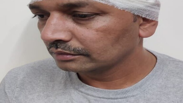 लखनऊ: कुत्ते के मालिक को टोकना डॉक्टर को पड़ा महंगा, दौड़ा-दौड़ाकर लाठी-डंडे से पीटा UP Tak